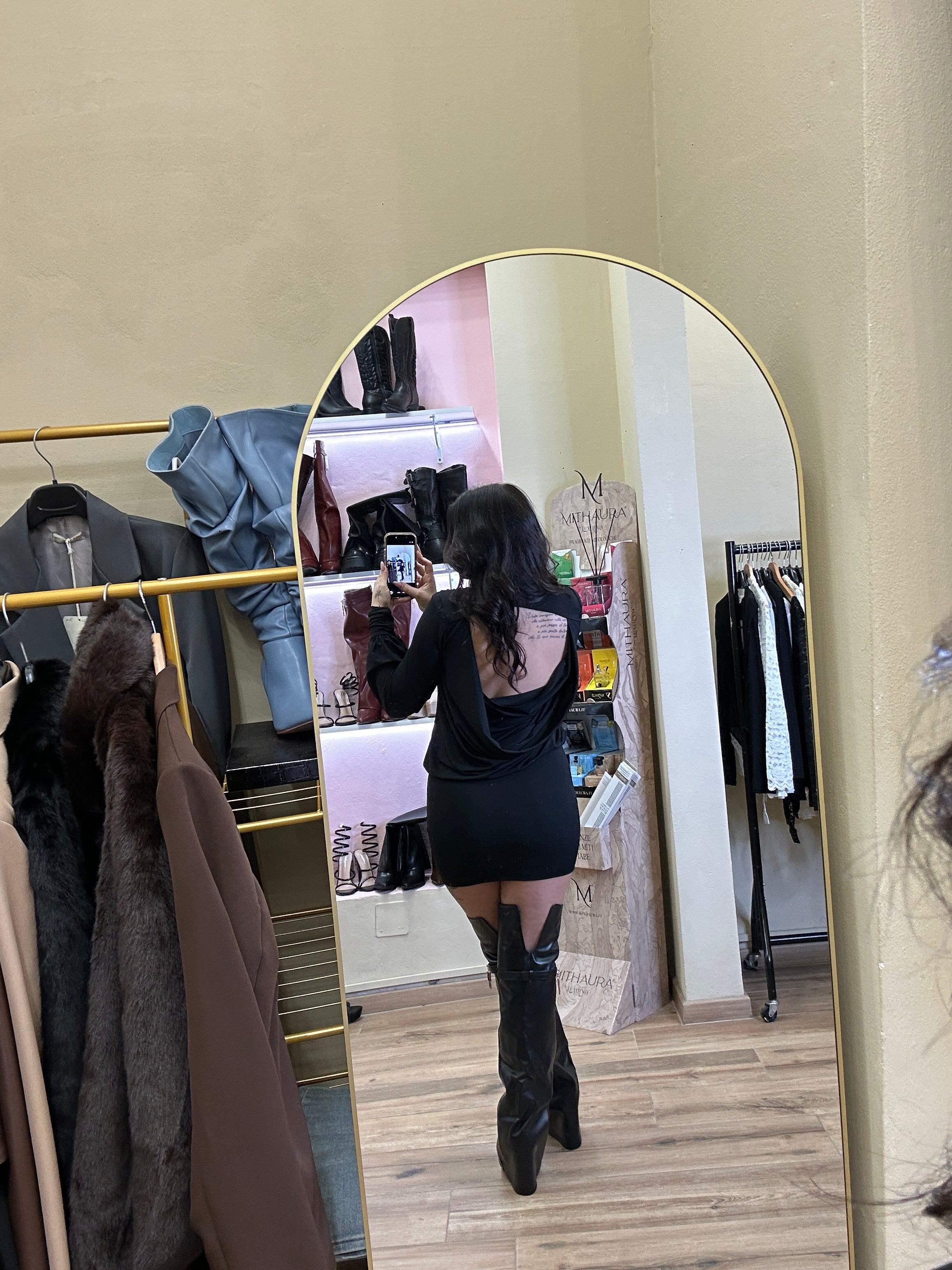 Vestitino corto spacco schiena